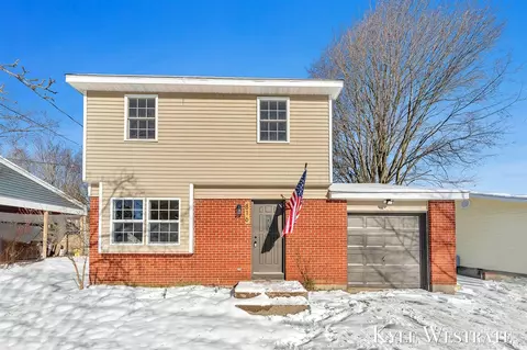 816 Greenwood, Middleville, MI 49333