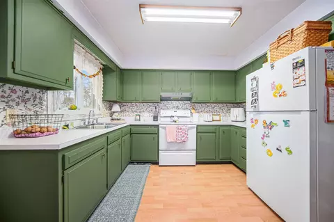 Kitchen - 9461 Territorial, Munith, MI 49259 photo 1 of 2