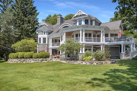 4226 E Gull Lk, Hickory Corners, MI 49060