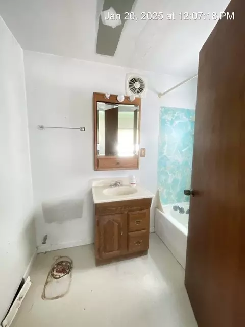 Bath - 2308 Vining, Jackson, MI 49203 photo 1 of 2