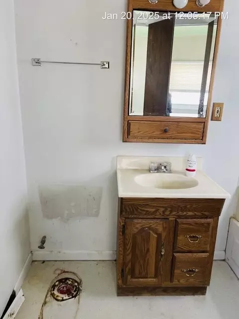Bath - 2308 Vining, Jackson, MI 49203 photo 2 of 2