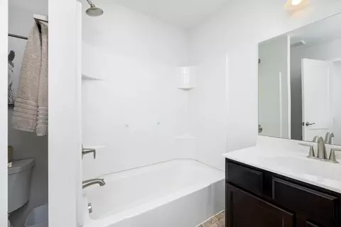 Bath - 604 Maple Oaks, Saline, MI 48176 photo 4 of 5