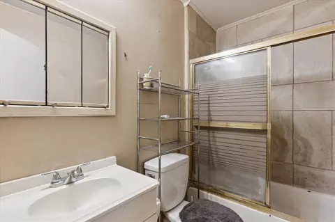 Bath - 1041 Nelson, Flint, MI 48503 photo 1 of 2