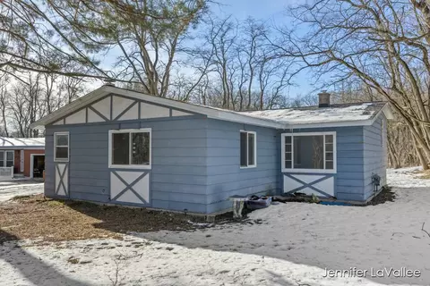 9271 Pine Is, Sparta, MI 49345