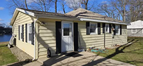 28442 S S Shr, Gobles, MI 49055