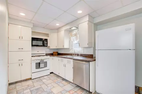 Kitchen - 607 S West, Jackson, MI 49203 photo 2 of 4