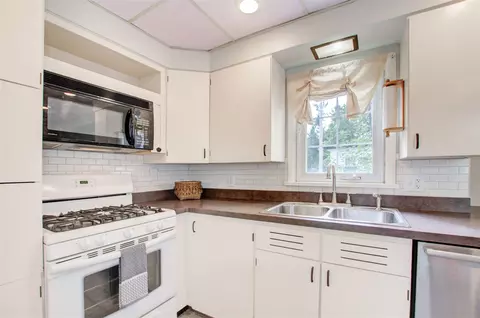 Kitchen - 607 S West, Jackson, MI 49203 photo 3 of 4