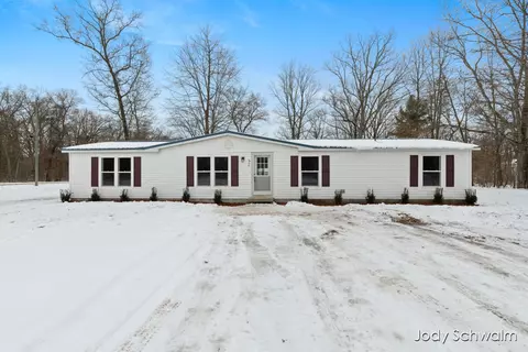 824 Nicholas, White Cloud, MI 49349 photo 2