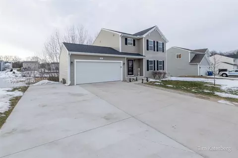 461 Oak Hl, Middleville, MI 49333