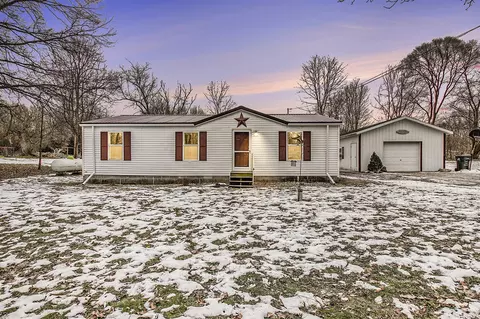 54677 California, Dowagiac, MI 49047