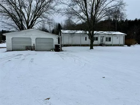 6267 Long Lk, Belding, MI 48809