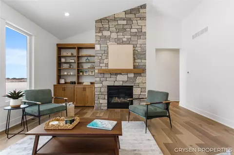 Living - 9436 28th, Jenison, MI 49428 photo 4 of 5