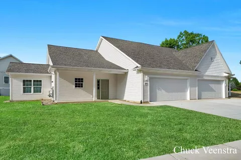 639 W Woodlawn, Hastings, MI 49058