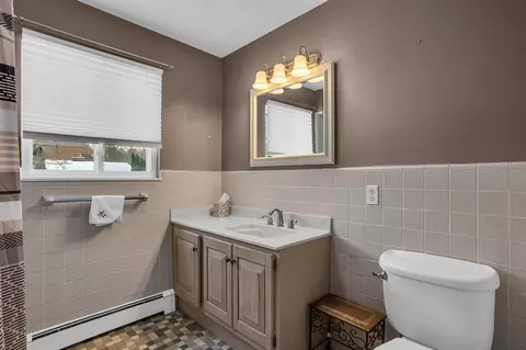 Bath - 3910 Harwich, Jackson, MI 49201 photo 1 of 4