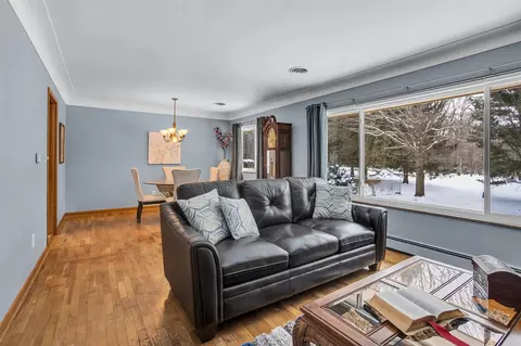 Living - 3910 Harwich, Jackson, MI 49201 photo 2 of 4