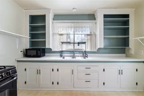 Kitchen - 110 N Bowen, Jackson, MI 49202 photo 2 of 3