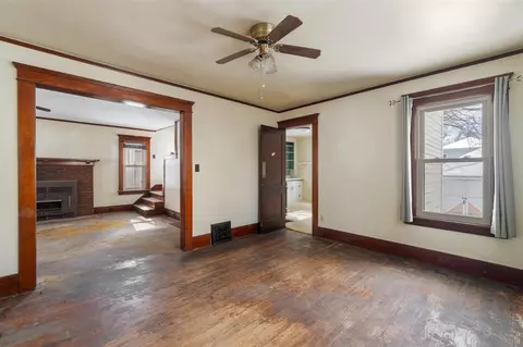 Living - 110 N Bowen, Jackson, MI 49202 photo 4 of 5