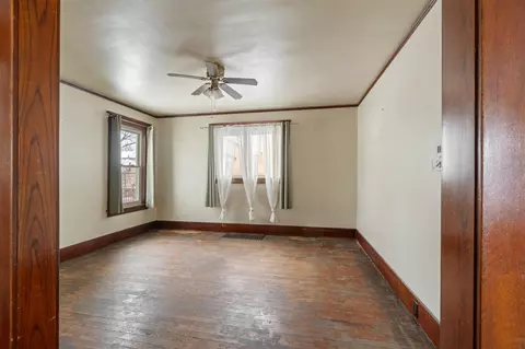 Living - 110 N Bowen, Jackson, MI 49202 photo 3 of 5