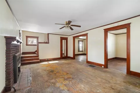 Living - 110 N Bowen, Jackson, MI 49202 photo 2 of 5