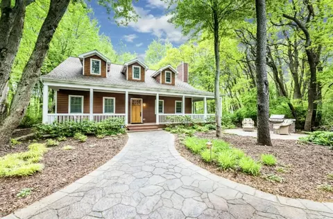 16646 Lakeshore, New Buffalo, MI 49117