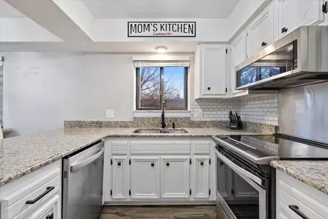 Kitchen - 5784 Larkins, Troy, MI 48085 photo 3 of 5