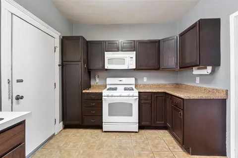 Kitchen - 210 E Argyle, Jackson, MI 49202 photo 1 of 3