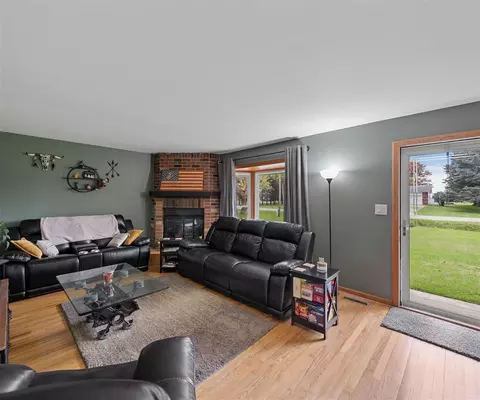 Living - 1700 Sheick, Monroe, MI 48162 photo 1 of 3