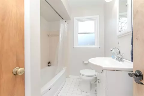 Bath - 809 Loyola, Ann Arbor, MI 48103 photo 2 of 4