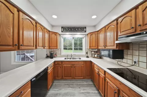 Kitchen - 1944 Dinius, Tecumseh, MI 49286 photo 3 of 4