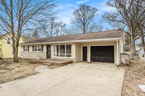 511 E 4th St, Lawton, MI 49065