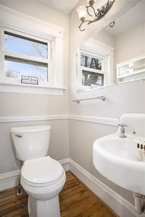 Bath - 792 Oakridge, Jackson, MI 49203 photo 1 of 3