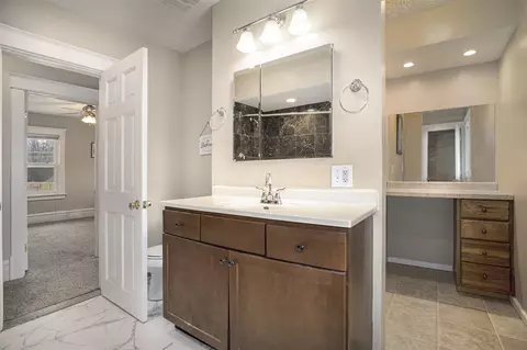 Bath - 792 Oakridge, Jackson, MI 49203 photo 2 of 3