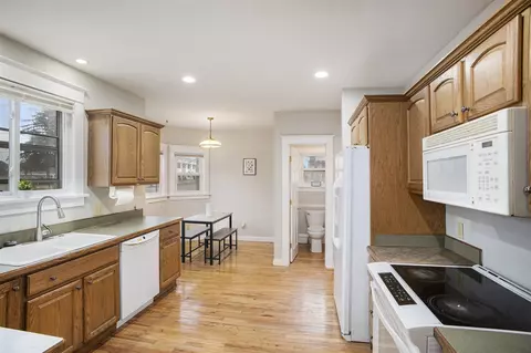 Kitchen - 792 Oakridge, Jackson, MI 49203 photo 1 of 2
