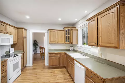 Kitchen - 792 Oakridge, Jackson, MI 49203 photo 2 of 2