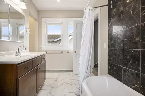 Bath - 792 Oakridge, Jackson, MI 49203 photo 3 of 3