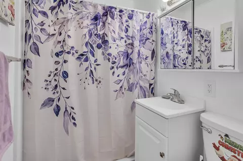 Bath - 945 Allen, Jackson, MI 49202 photo 1 of 1