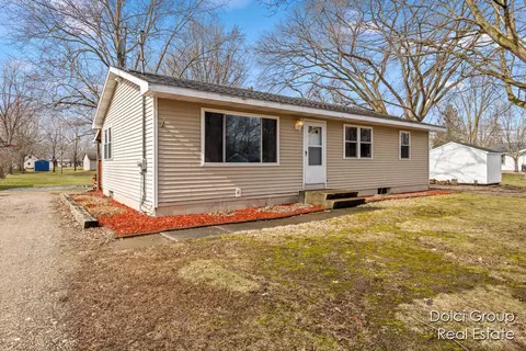 39 S Pleasant, Saranac, MI 48881