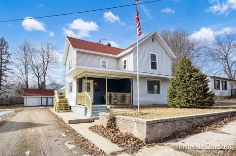 323 Lewis, Belding, MI 48809 photo 2
