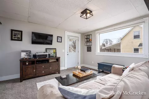 323 Lewis, Belding, MI 48809 photo 8