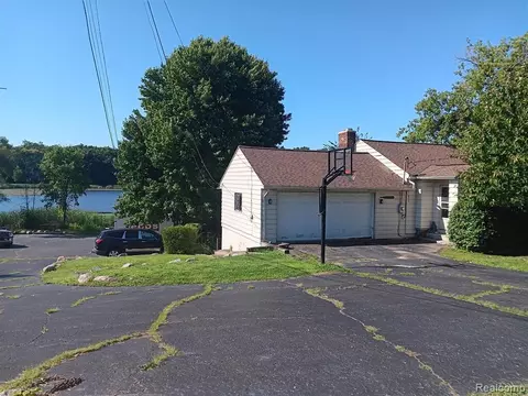 675 W Walton, Pontiac, MI 48340