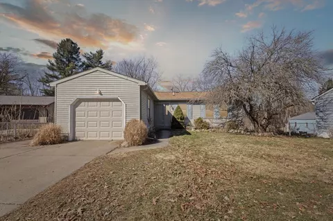 5828 Ellendale, Lansing, MI 48911