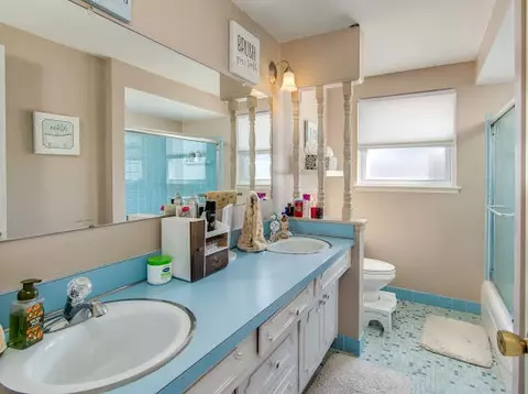 Bath - 18859 Valleyview, Riverview, MI 48193 photo 2 of 2