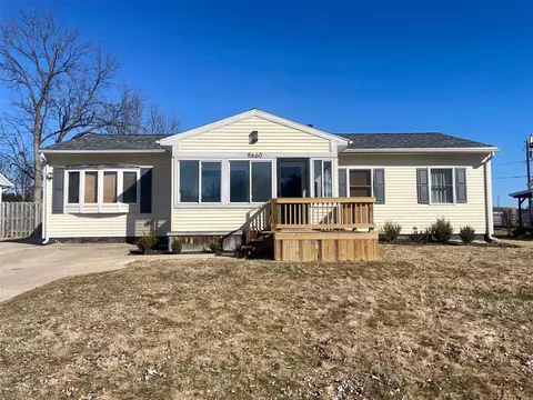 5660 Holly Dr, Jackson, MI 49201