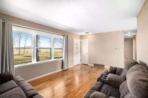 Living - 13745 Cornell, Concord, MI 49237 photo 1 of 2