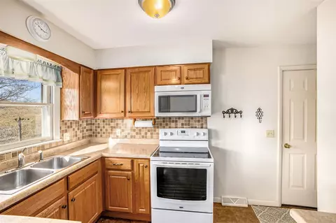 Kitchen - 13745 Cornell, Concord, MI 49237 photo 2 of 3