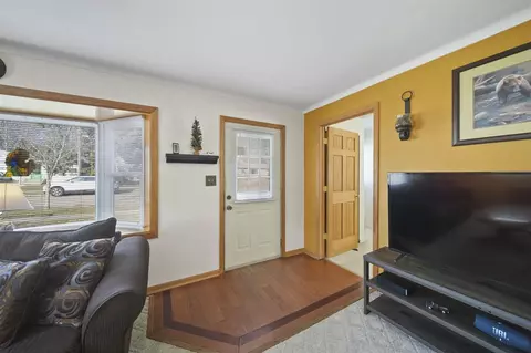Entry Way - 623 Gilbert St, Jackson, MI 49202 photo 1 of 2