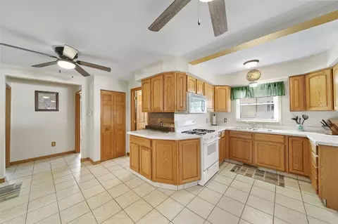 Kitchen - 623 Gilbert St, Jackson, MI 49202 photo 3 of 4