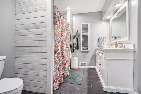 Bath - 674 Booth, Bronson, MI 49028 photo 1 of 4