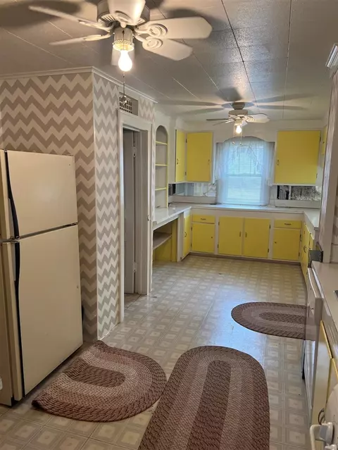 Kitchen - 218 E Walnut, Albion, MI 49224 photo 2 of 2