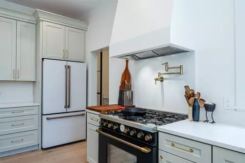 Kitchen - 401 Ridgeway, Saint Joseph, MI 49085 photo 4 of 6
